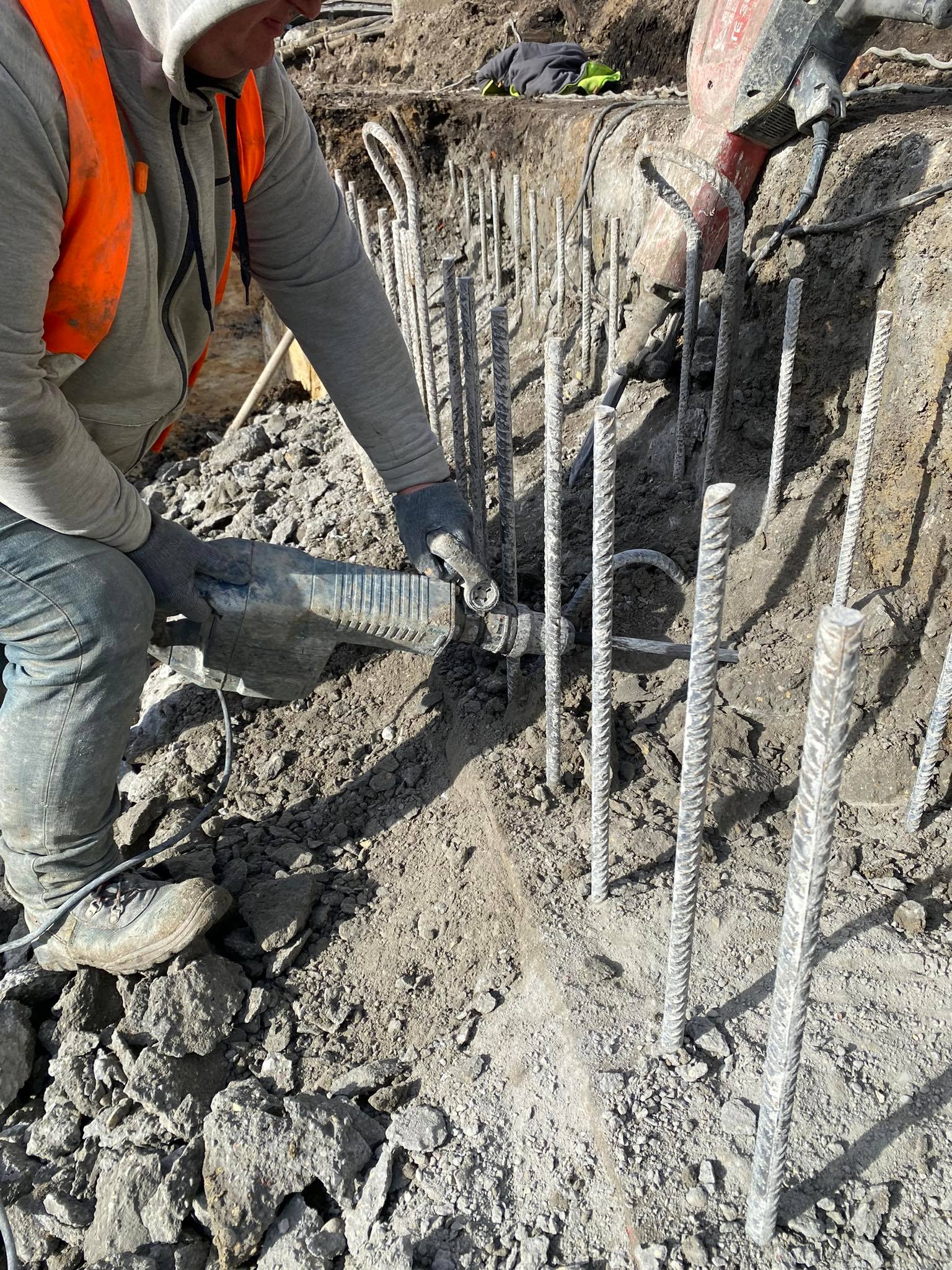 ręczne kucie w betonie konkret